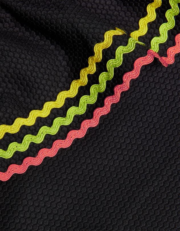 Monsoon ricrac tekstūros maudymosi kostiumėlis ant vieno peties mergina juodas apranga DPXBJ1858